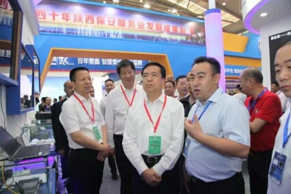 省廳領(lǐng)導(dǎo)巡展畫面.jpg