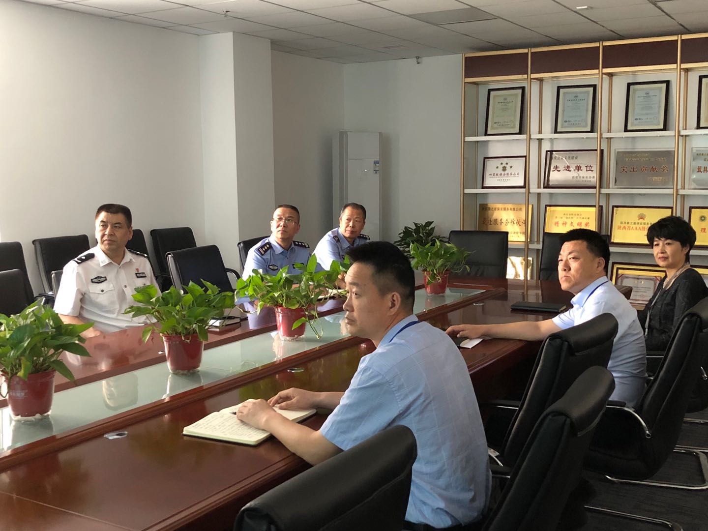 張學(xué)林看公司視頻片.jpg