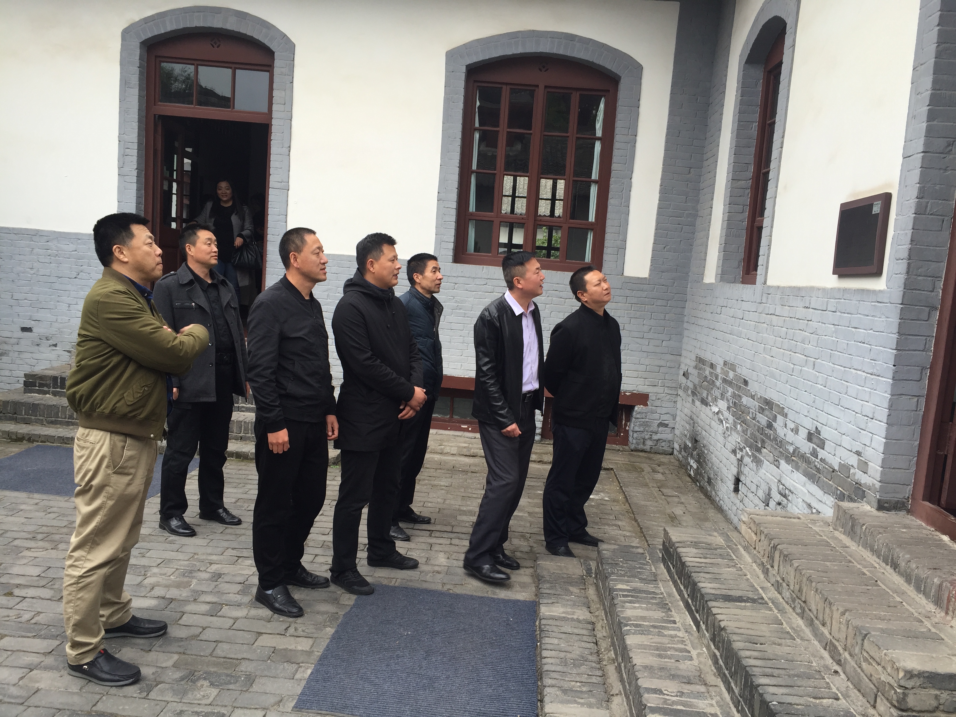 李總等男生院內(nèi)參觀.jpg