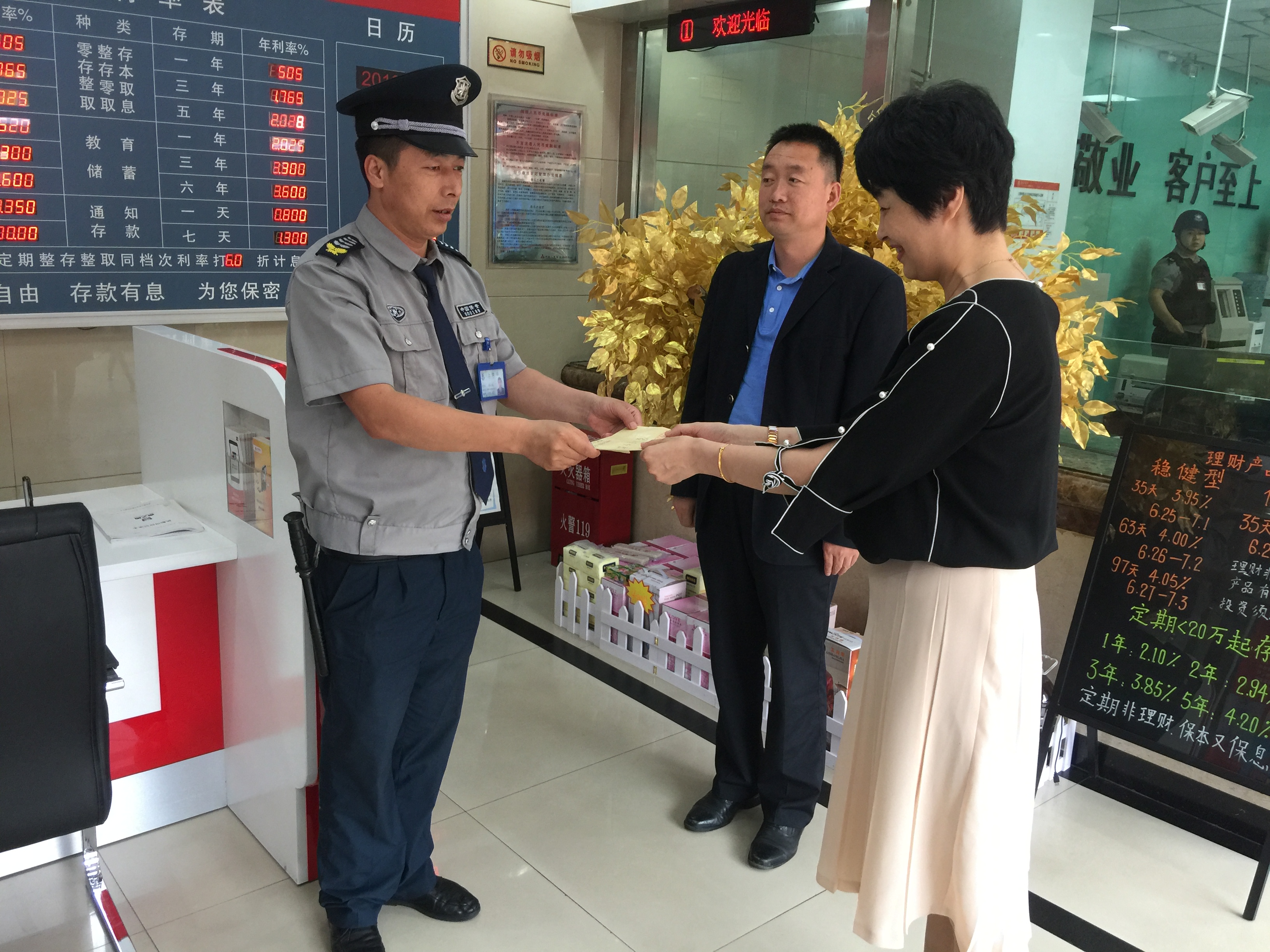 陳總慰問困難黨員任衛(wèi)衛(wèi).jpg